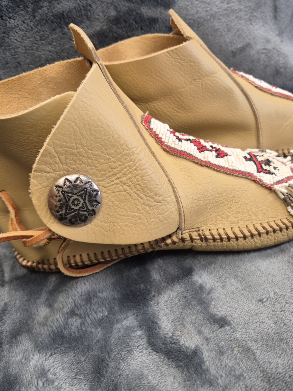Minnetonka Tan Leather Beaded Moccasin Boots with Fringe - Picture 10 of 11